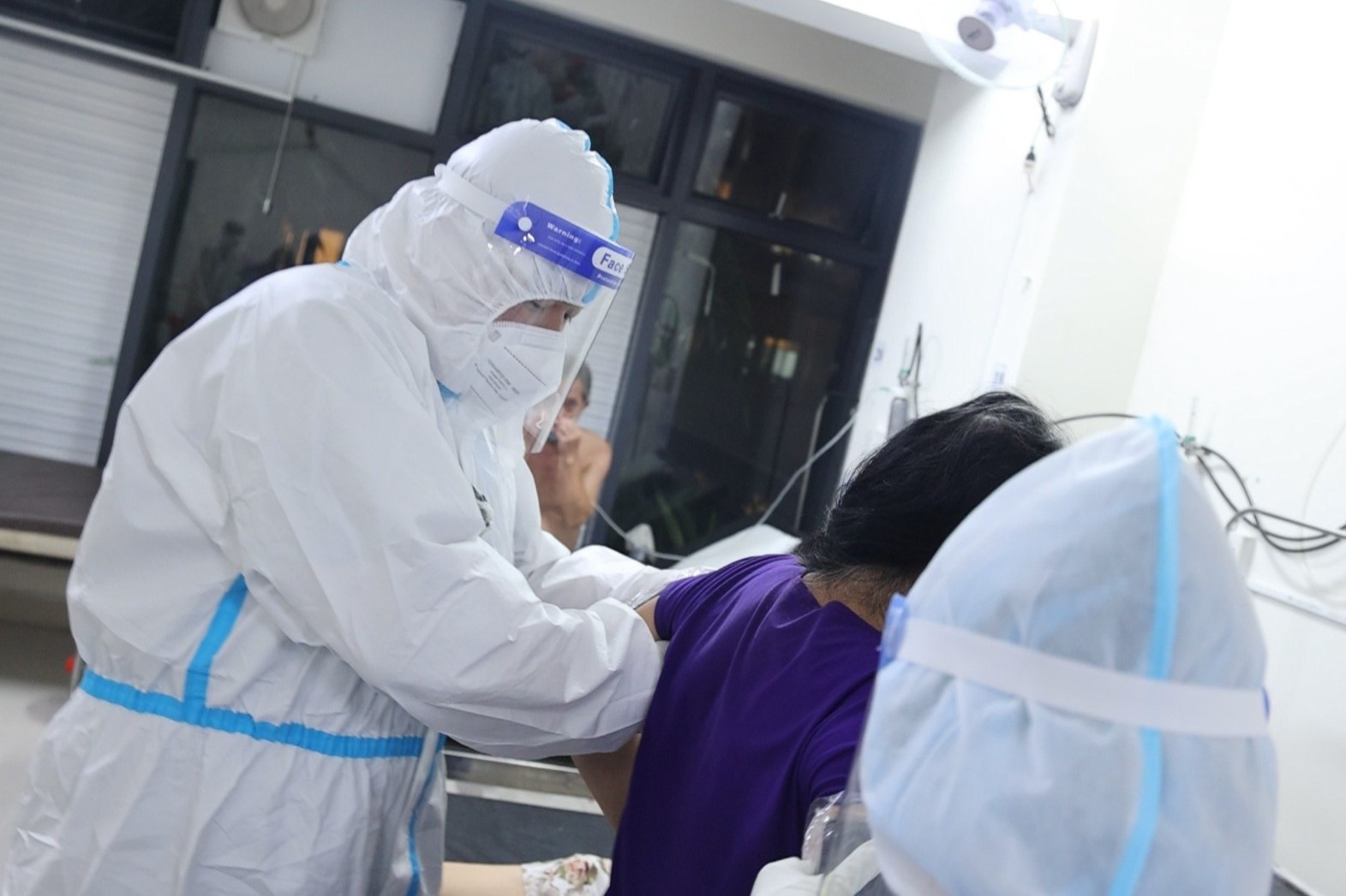 Su khoc liet tai benh vien khien y, bac si bang hoang hinh anh