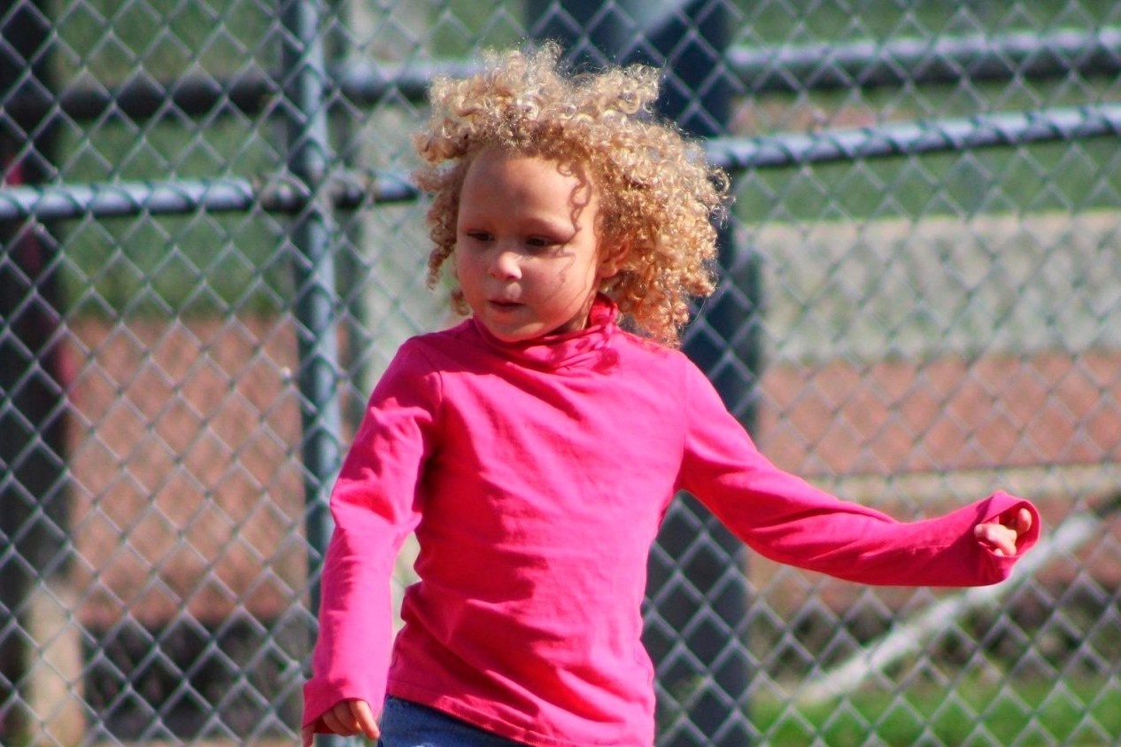 Con bi co giao cat toc, cha kien mot trieu USD o My hinh anh