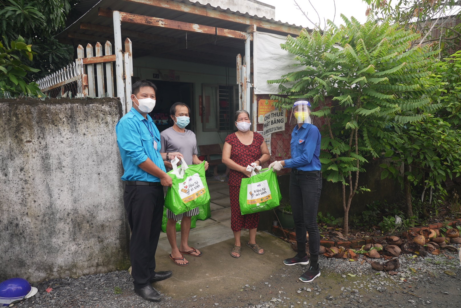 người khó khăn được tặng túi an sinh ảnh 2 nguoi kho khan duoc tang tui an sinh anh 2