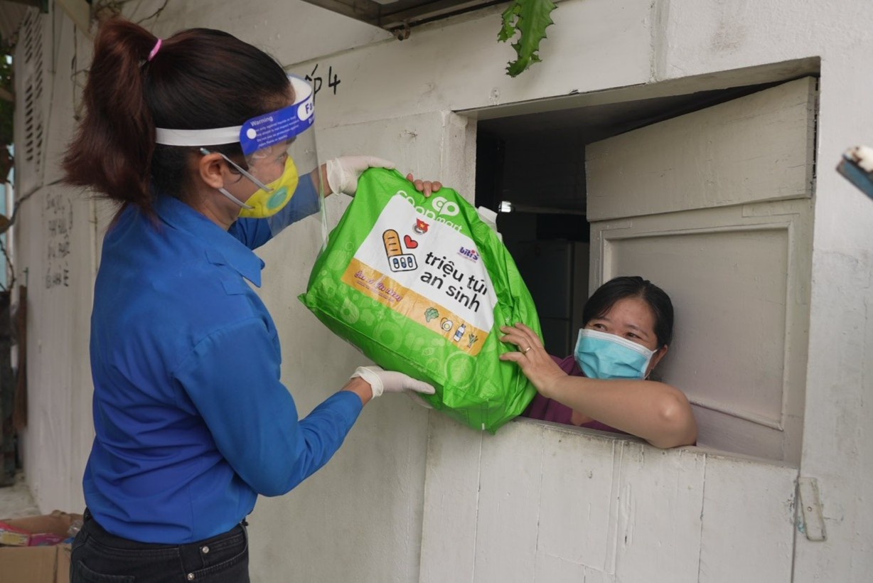 Hon 400.000 nguoi TP.HCM kho khan do Covid-19 duoc tang tui an sinh hinh anh