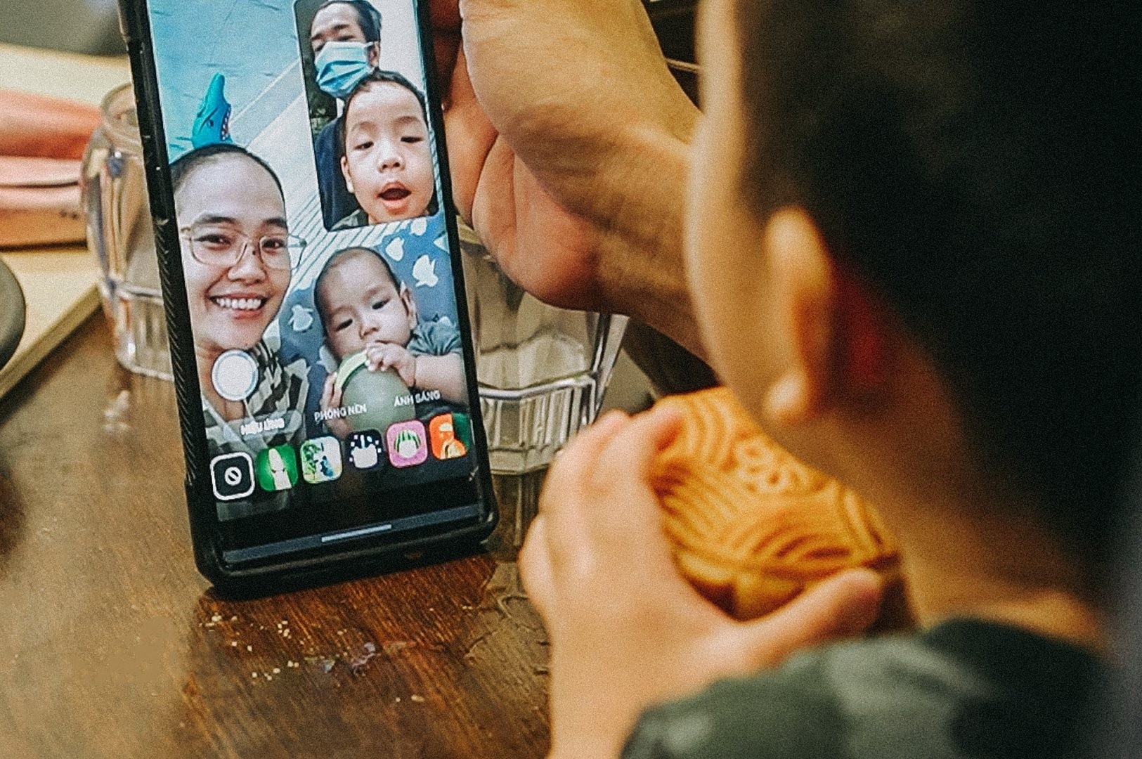 Trung thu gian cach, moi nguoi mot noi cua nhieu gia dinh trong dich hinh anh