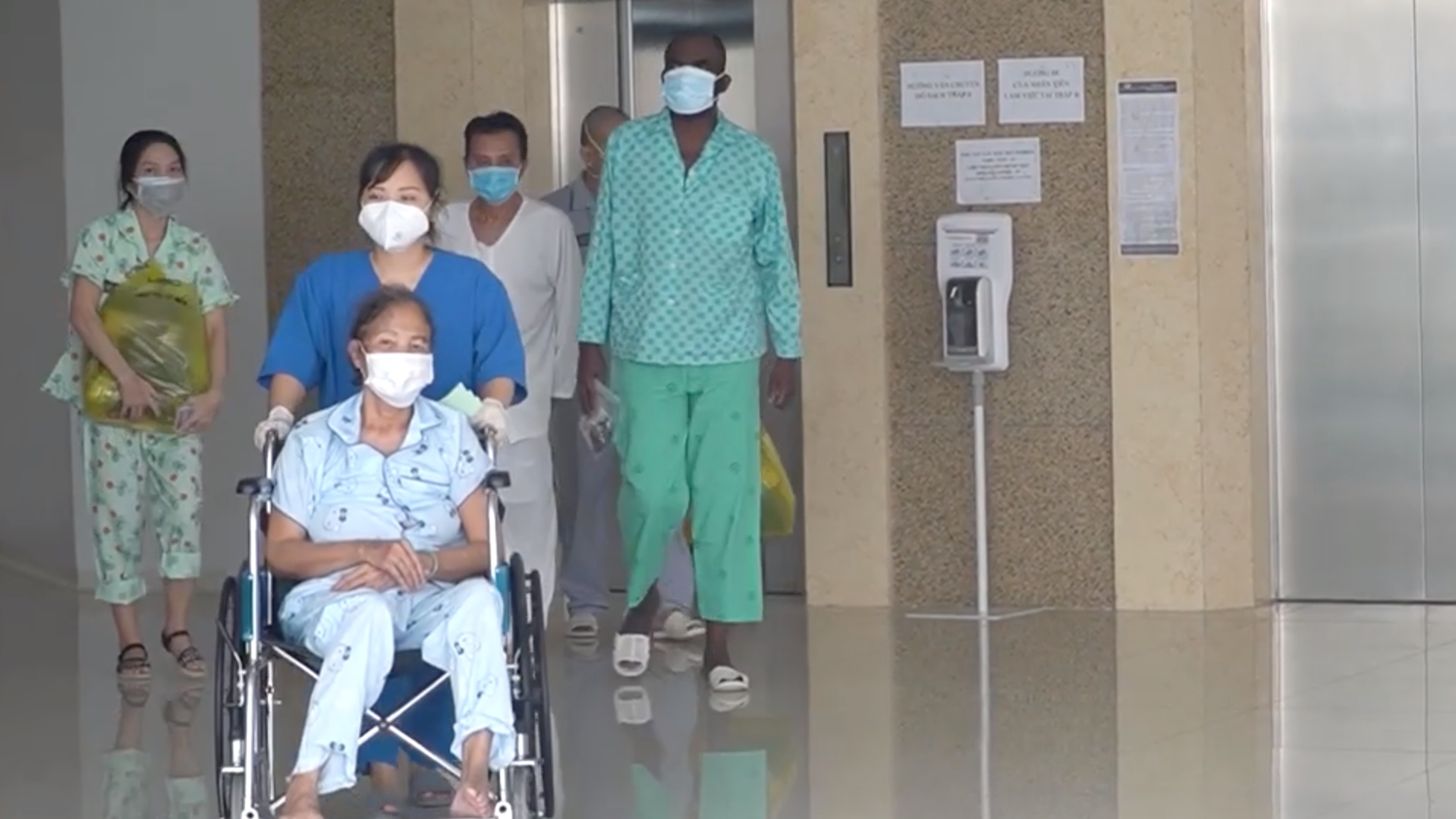 Benh nhan Covid-19 noi loi cam on khi hoi phuc, duoc xuat vien hinh anh