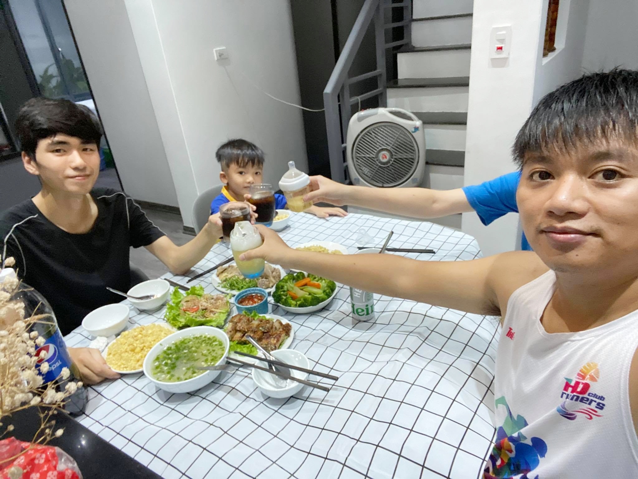 Chong nau com cu cho vo trong dich, 30 ngay khong trung bua hinh anh