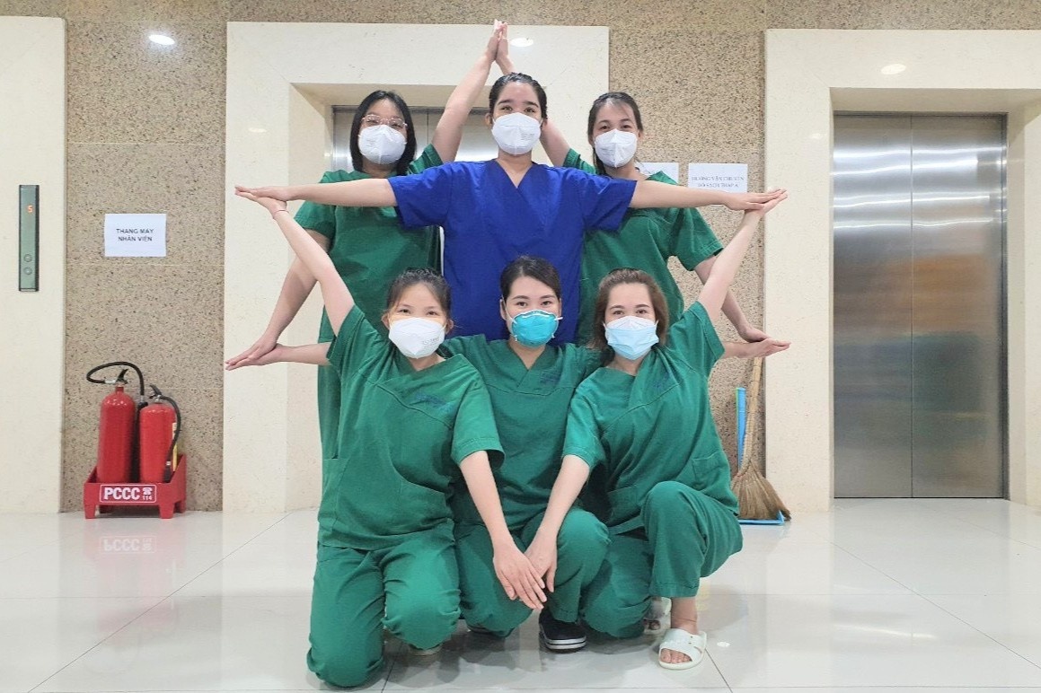 Co tro truong y tai BV Hoi suc Covid-19: 'Coi benh nhan nhu nguoi nha' hinh anh