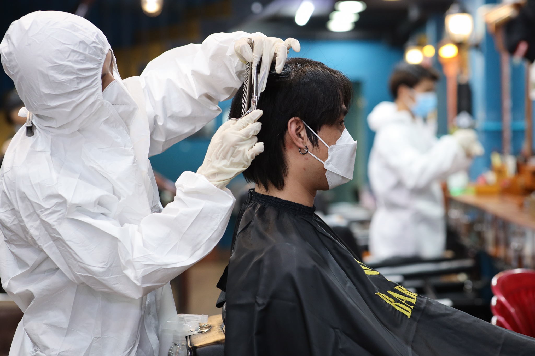 Tho cat toc o TP.HCM mac do bao ho, chiu nong de phong dich hinh anh