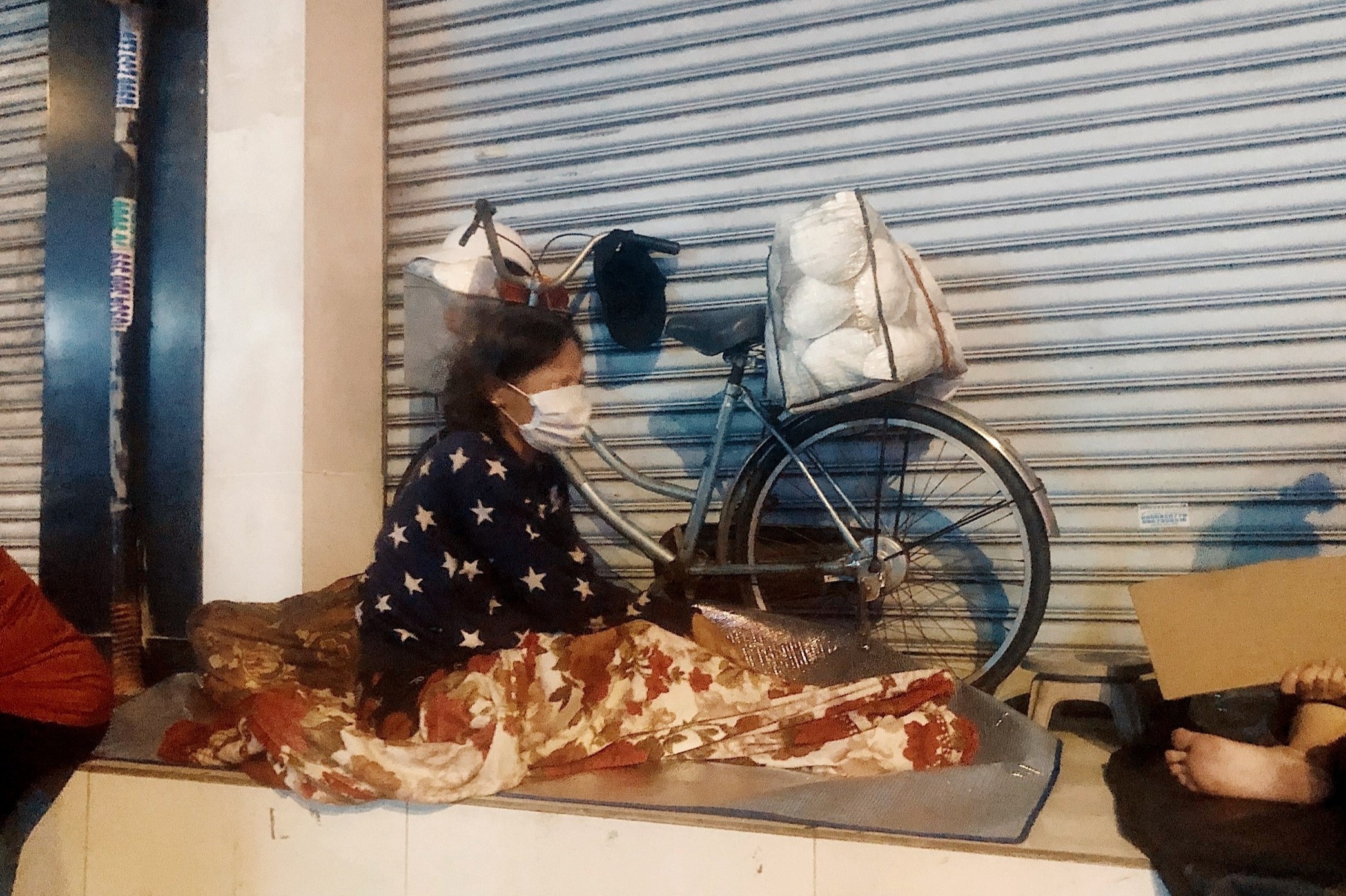 Nguoi ngheo o TP.HCM khong nha o, mieng an hau gian cach hinh anh