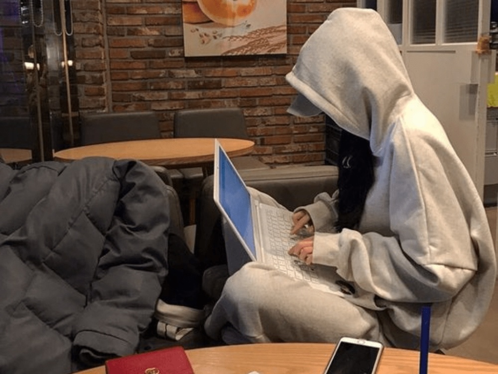 Hoc sinh Thai Lan met moi vi hoc online hinh anh