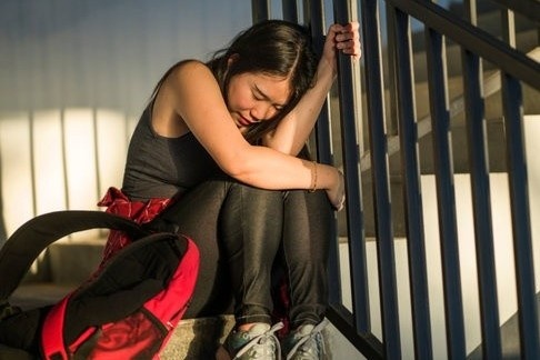 Nu sinh Trung Quoc bi ep vay tien, lua phau thuat hinh anh