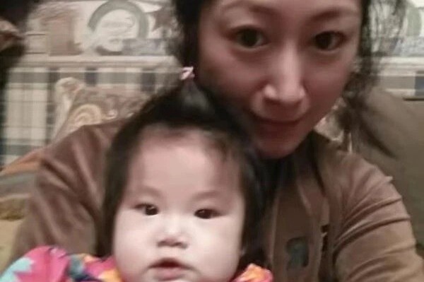 Nhung dua tre Trung Quoc bi cha me tranh gianh, bat coc hinh anh