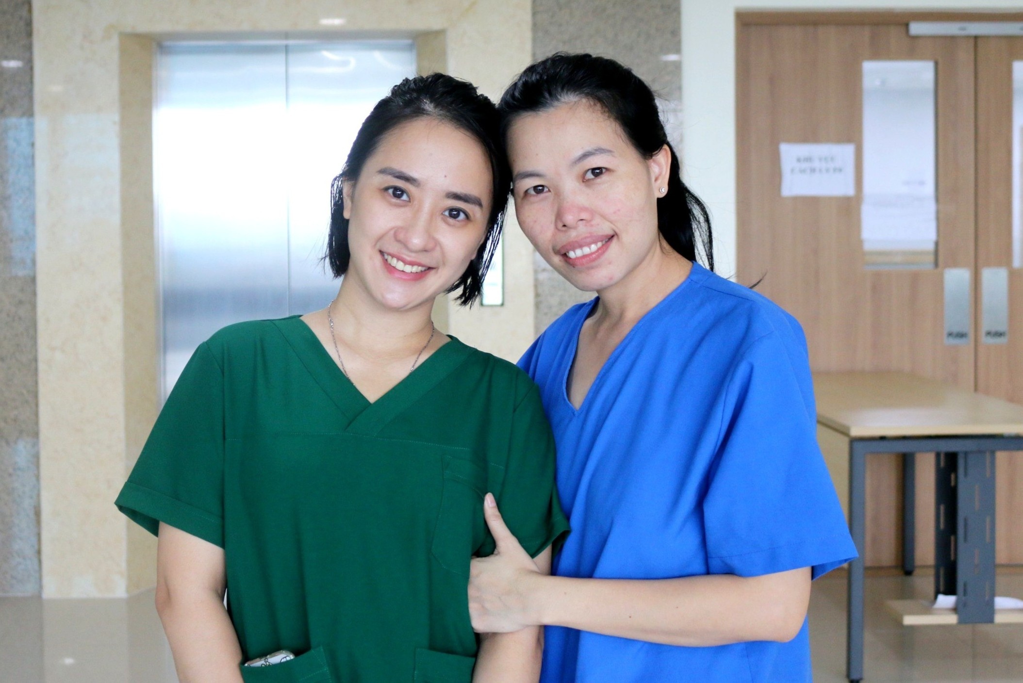 Nu bac si bat khoc sau gan 2 thang chong dich tai TP.HCM hinh anh