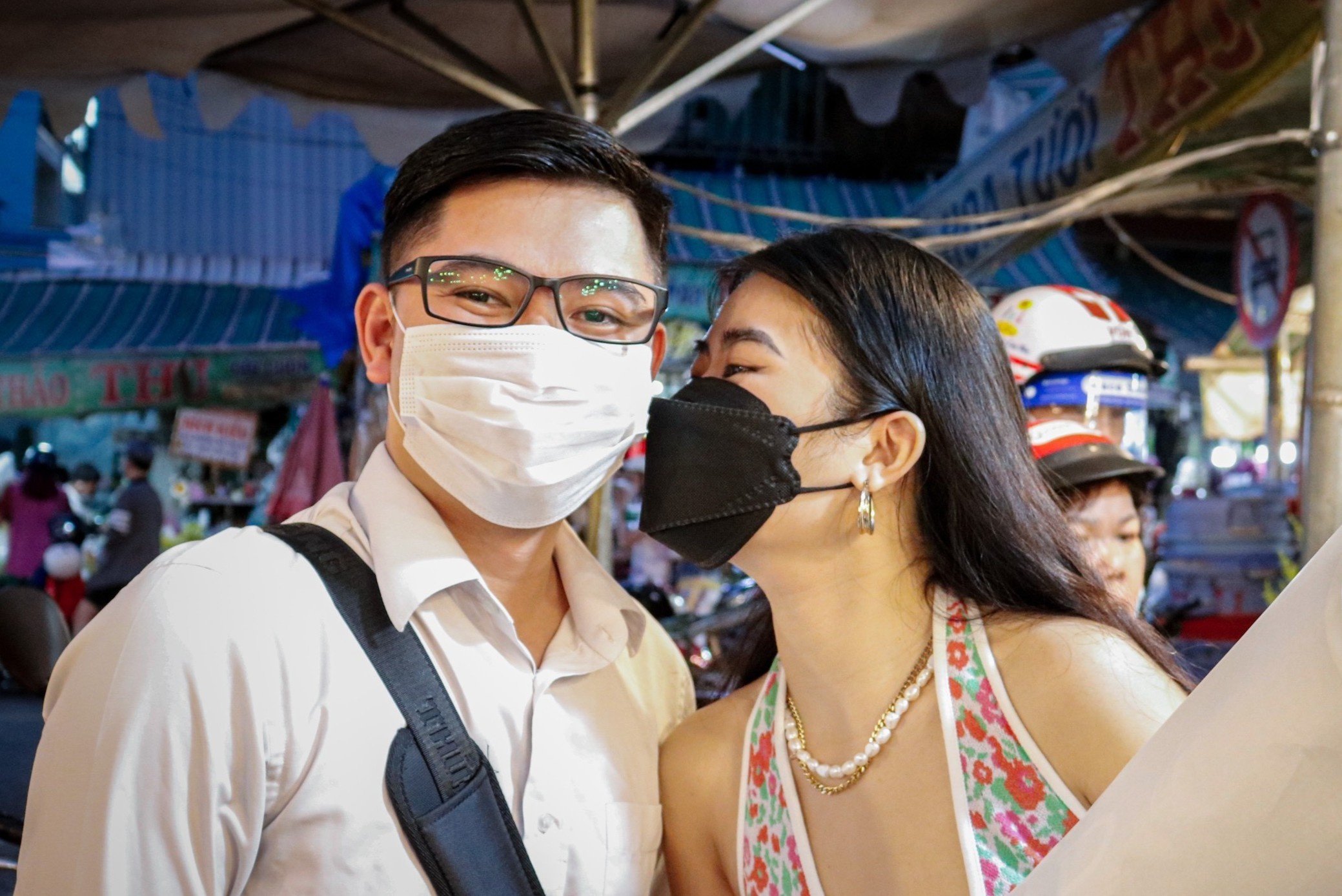 Di cho Ho Thi Ky mua hoa tang vo, nguoi yeu ngay 20/10 hinh anh