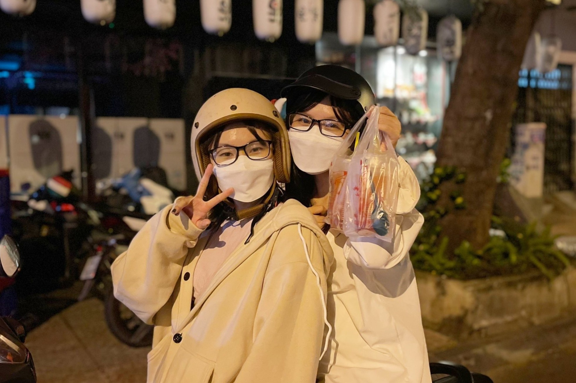 Gioi tre o TP.HCM ngoi via he uong tra dao, tra dau toi cuoi tuan hinh anh