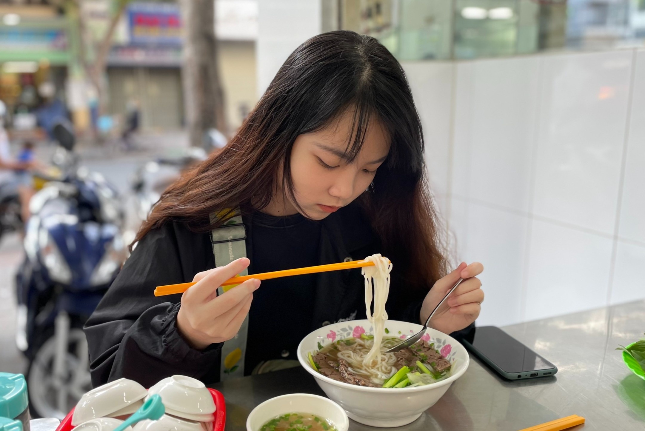 Nhieu nguoi o TP.HCM van ngan ngai an tai cho hinh anh