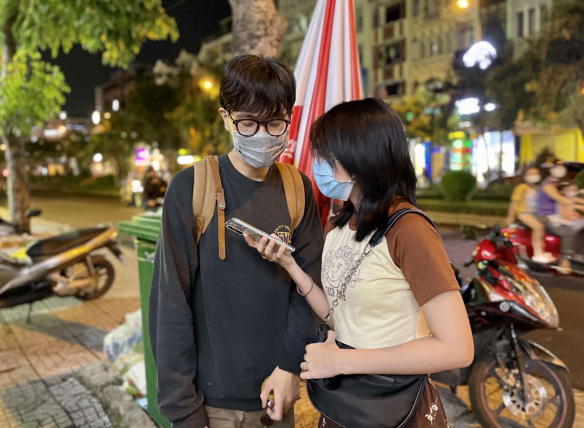 giới trẻ ăn lẩu nướng sau dịch ảnh 1 gioi tre an lau nuong sau dich anh 1