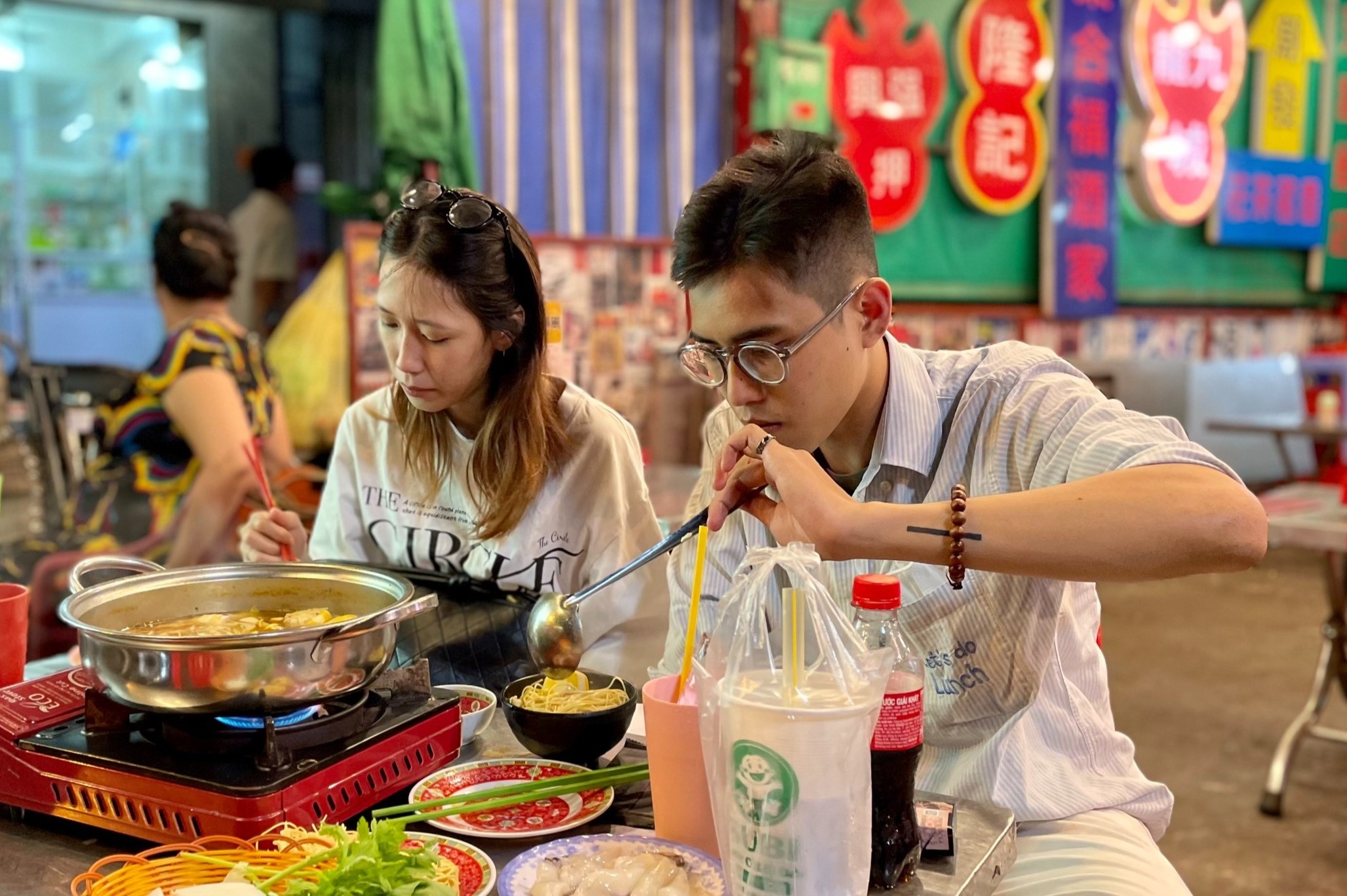 Quan lau, nuong thieu nhan vien, chua du nguyen lieu khi ban tai cho hinh anh