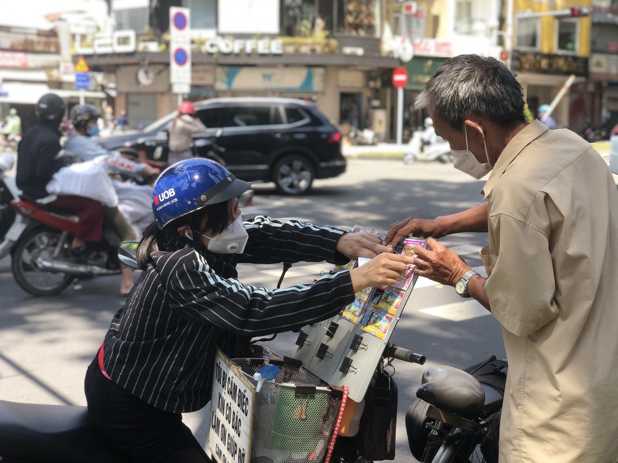 cụ ông bán vé số cùng chó cưng ảnh 6 cu ong ban ve so cung cho cung anh 6