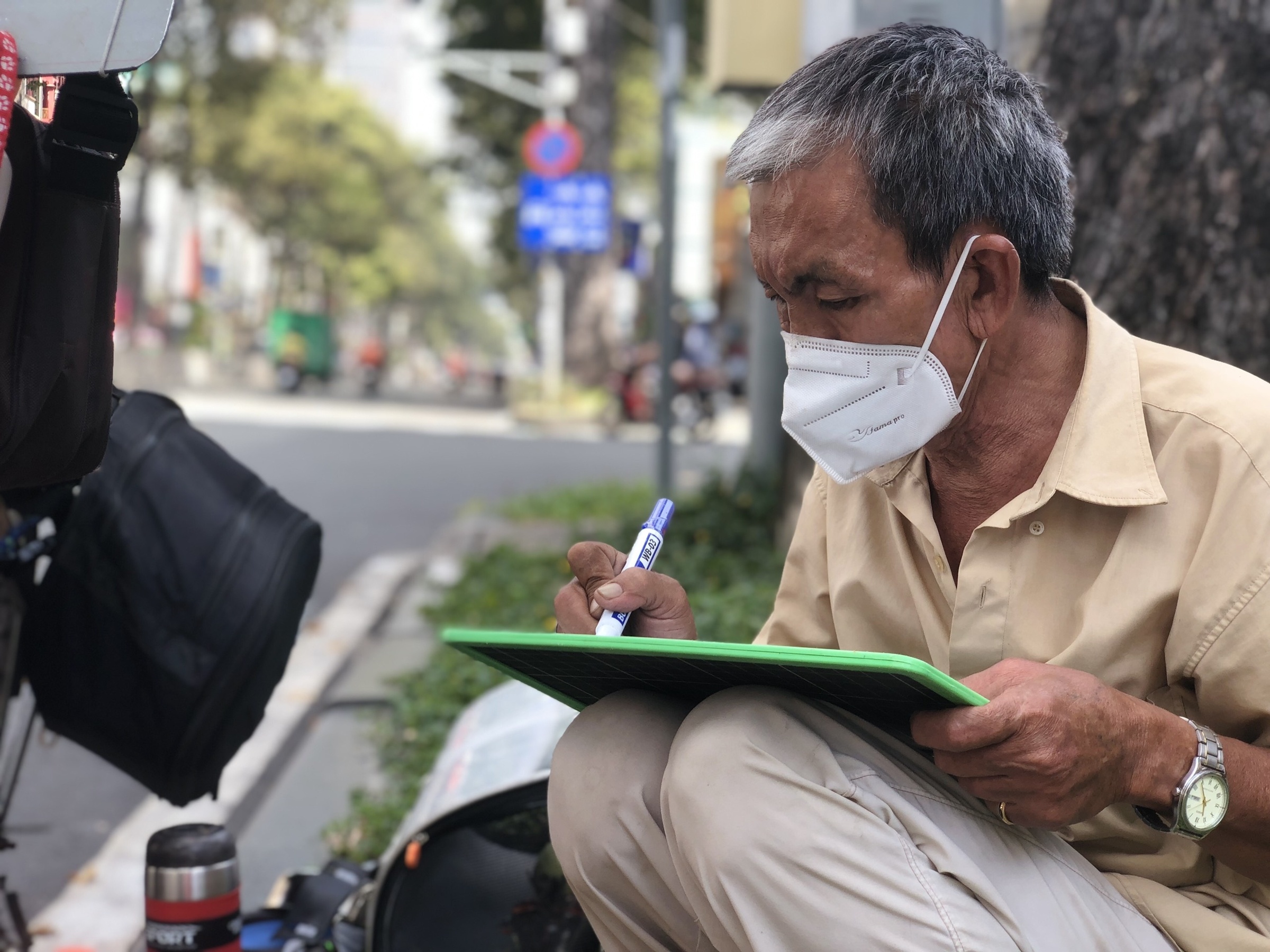 cụ ông bán vé số cùng chó cưng ảnh 2 cu ong ban ve so cung cho cung anh 2