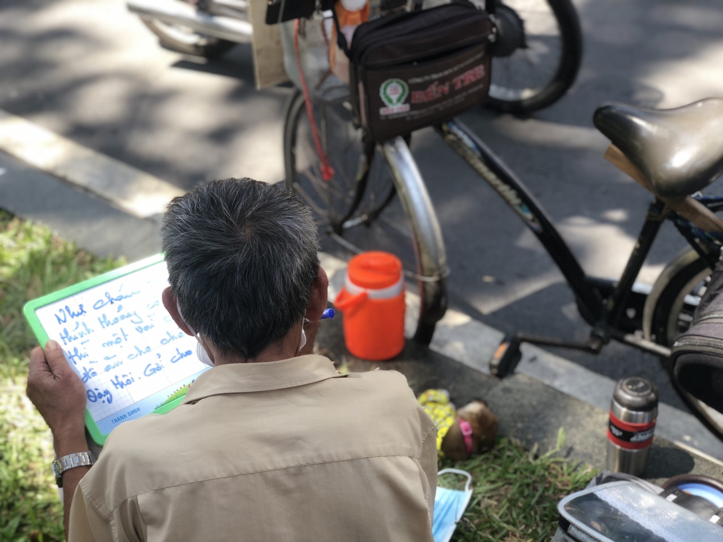 cụ ông bán vé số cùng chó cưng ảnh 3 cu ong ban ve so cung cho cung anh 3