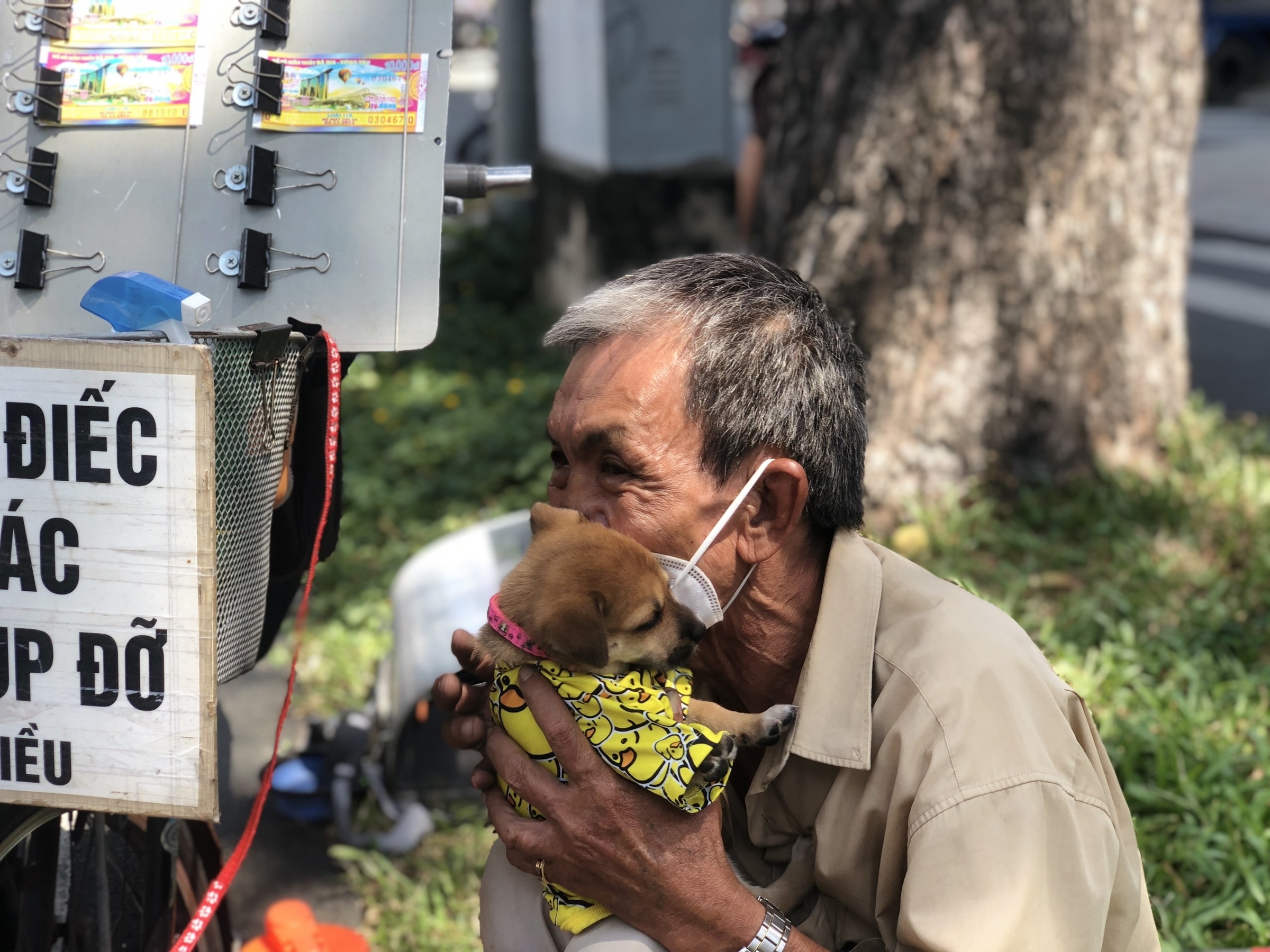 cụ ông bán vé số cùng chó cưng ảnh 1 cu ong ban ve so cung cho cung anh 1