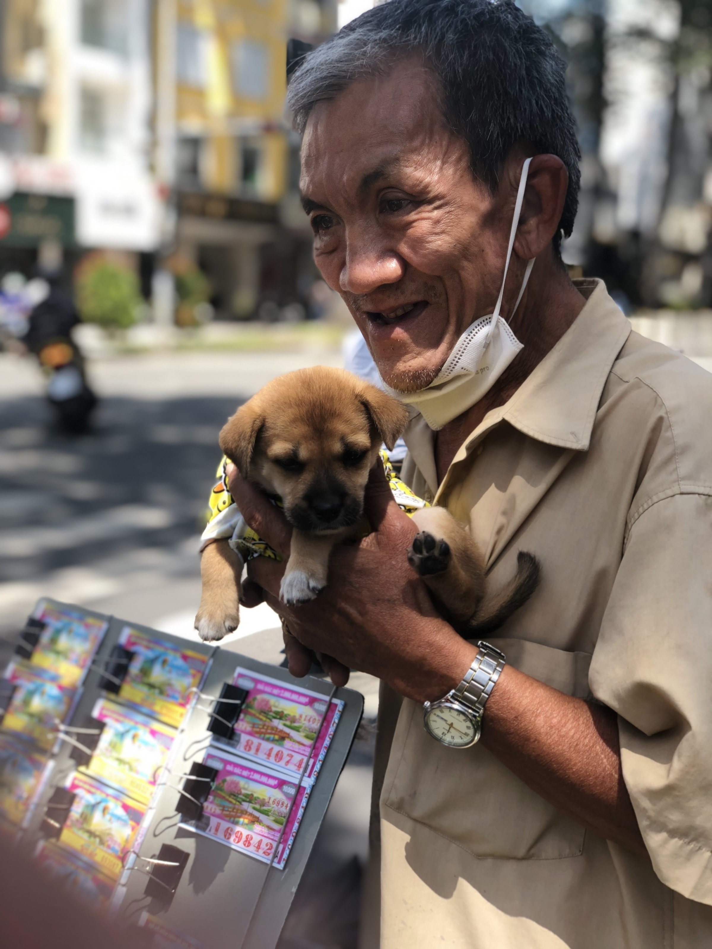 cụ ông bán vé số cùng chó cưng ảnh 5 cu ong ban ve so cung cho cung anh 5
