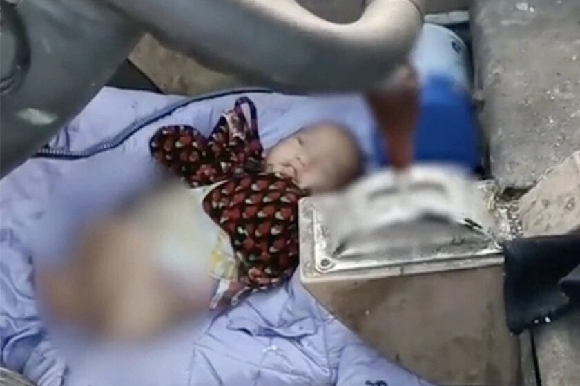 Be 4 thang tuoi bi nuoi tren dong rac, giua bay heo o Trung Quoc hinh anh