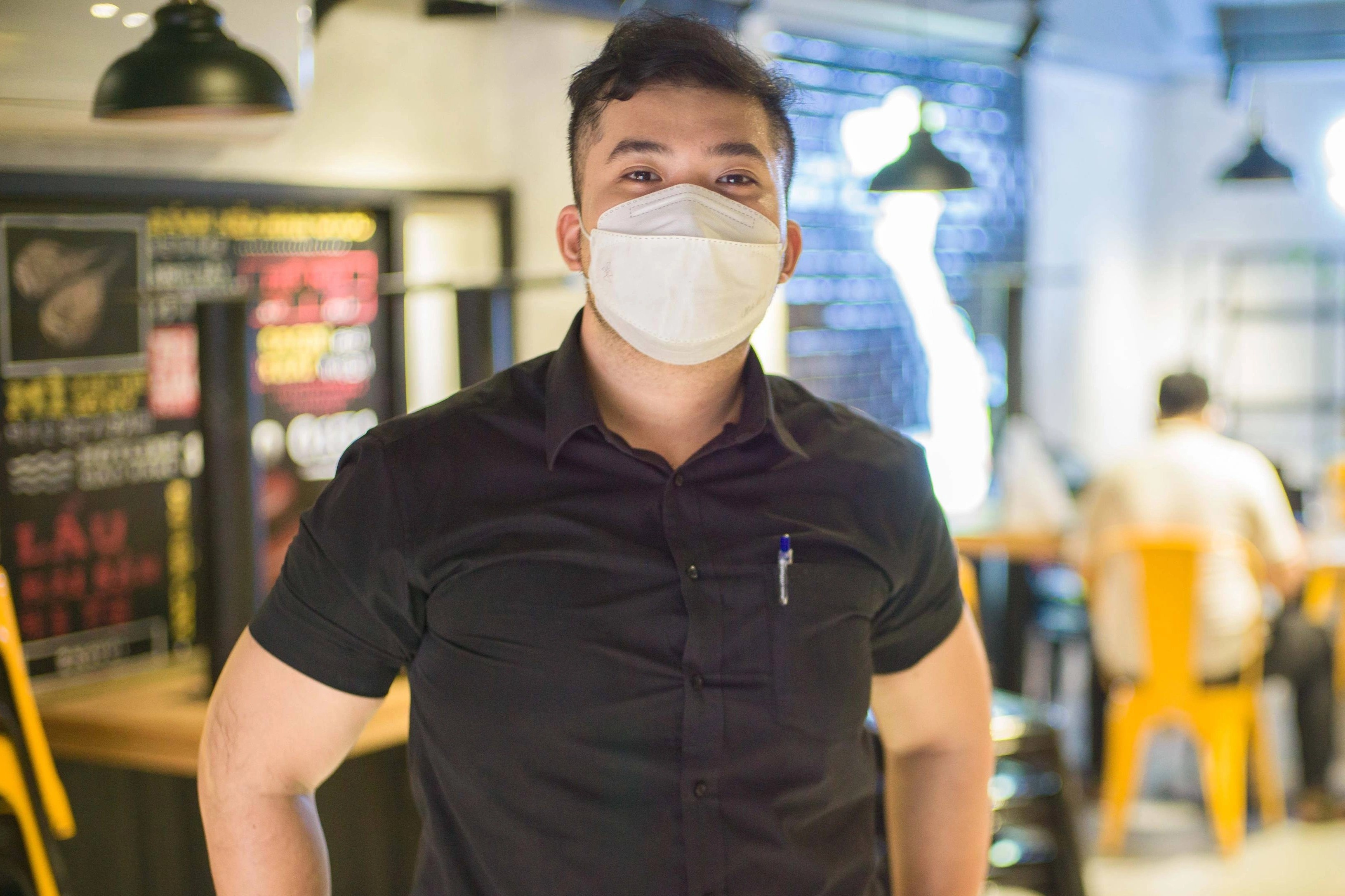 Quan ly nha hang o TP.HCM rua bat, don ban vi thieu nhan vien hinh anh