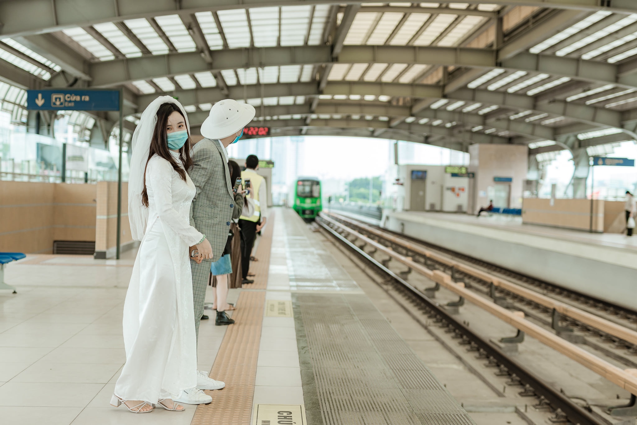 chup anh cuoi o ga tau Cat Linh - Ha Dong anh 2