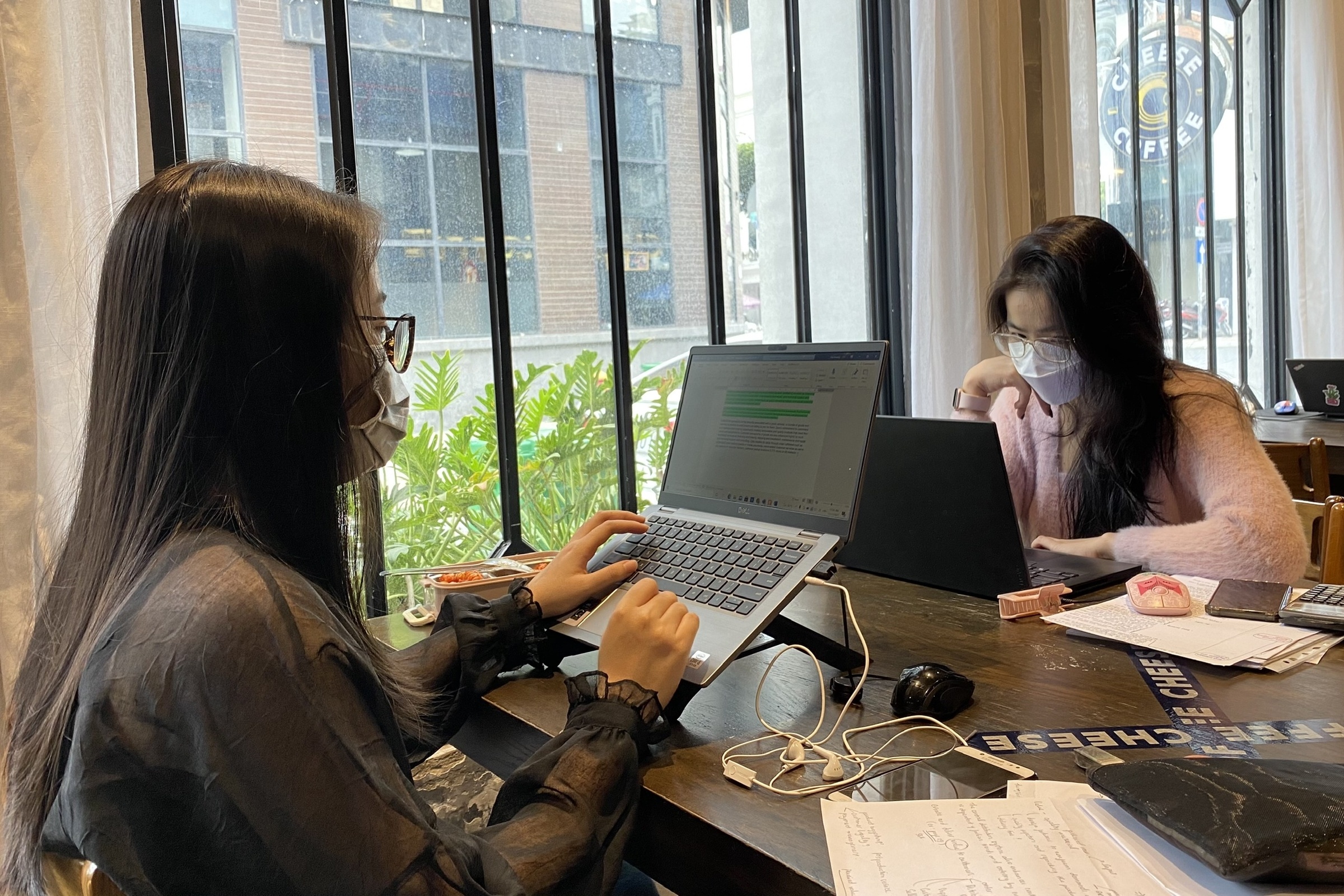 lam viec tai quan ca phe anh 2