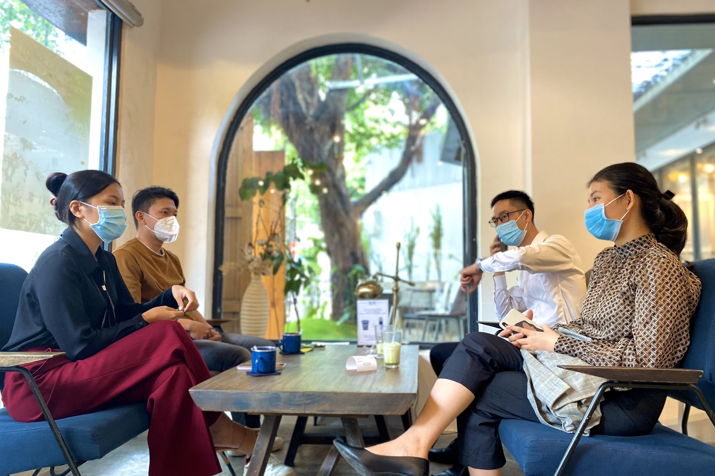 lam viec tai quan ca phe anh 3