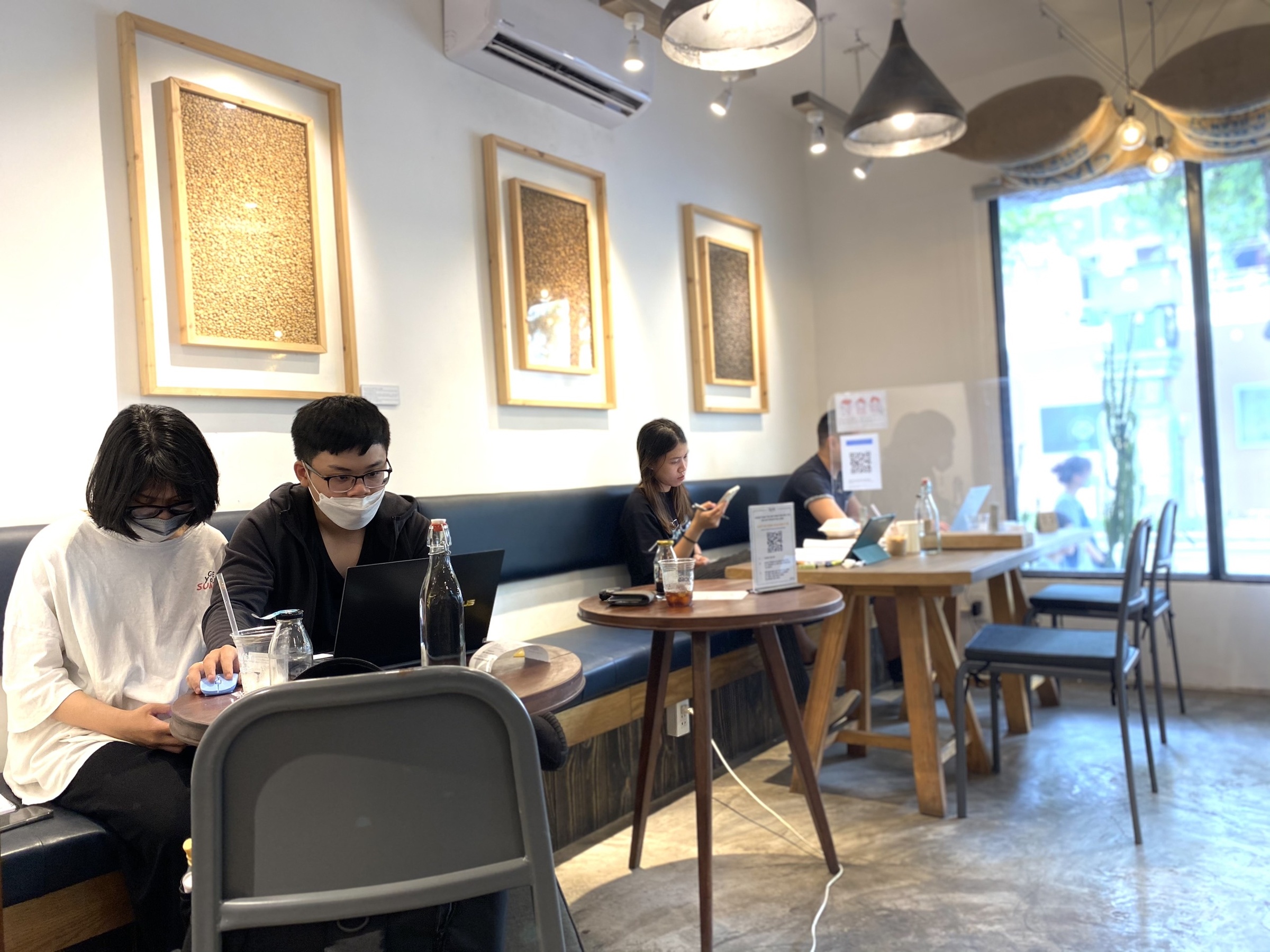 lam viec tai quan ca phe anh 5