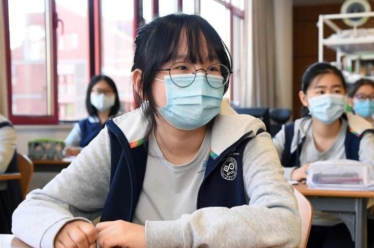 Hoc sinh Trung Quoc kham tram cam truoc khi tro lai truong hinh anh