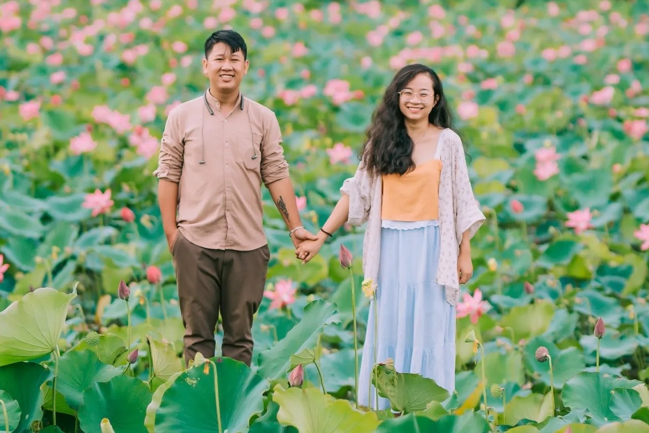 Doi vo chong chup anh nam tay nhau di khap Viet Nam hinh anh