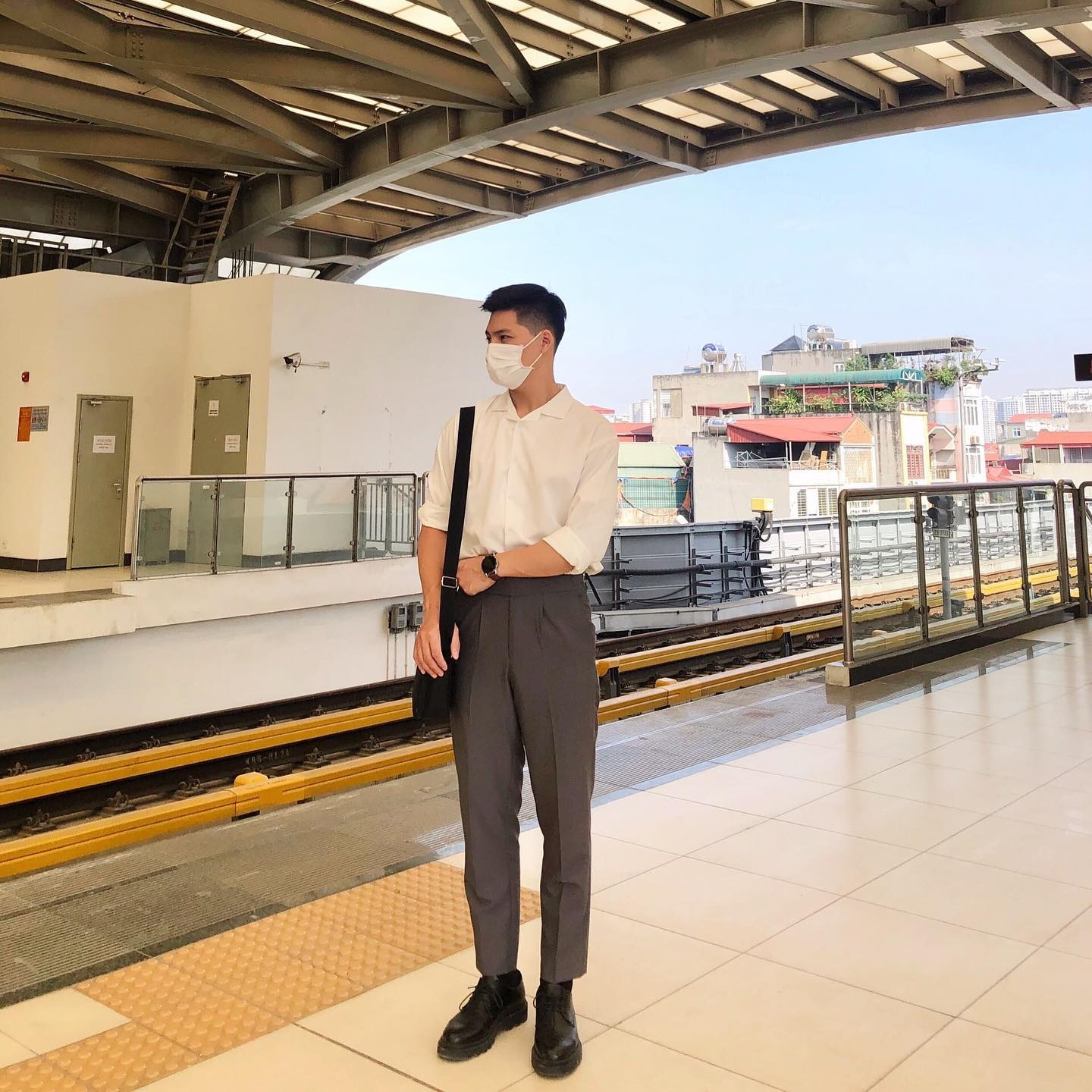 chàng trai khoác áo cho bé gái bán hàng rong ảnh 2 chang trai khoac ao cho be gai ban hang rong anh 2