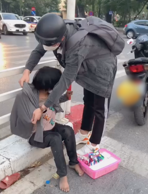 chàng trai khoác áo cho bé gái bán hàng rong ảnh 1 chang trai khoac ao cho be gai ban hang rong anh 1