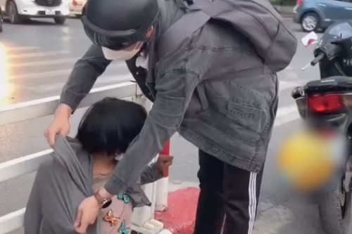 Chang trai khoac ao am cho em nho ban hang rong hinh anh