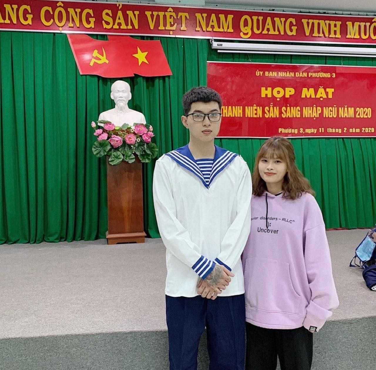 bạn gái đón chiến sĩ ra quân ảnh 2 ban gai don chien si ra quan anh 2