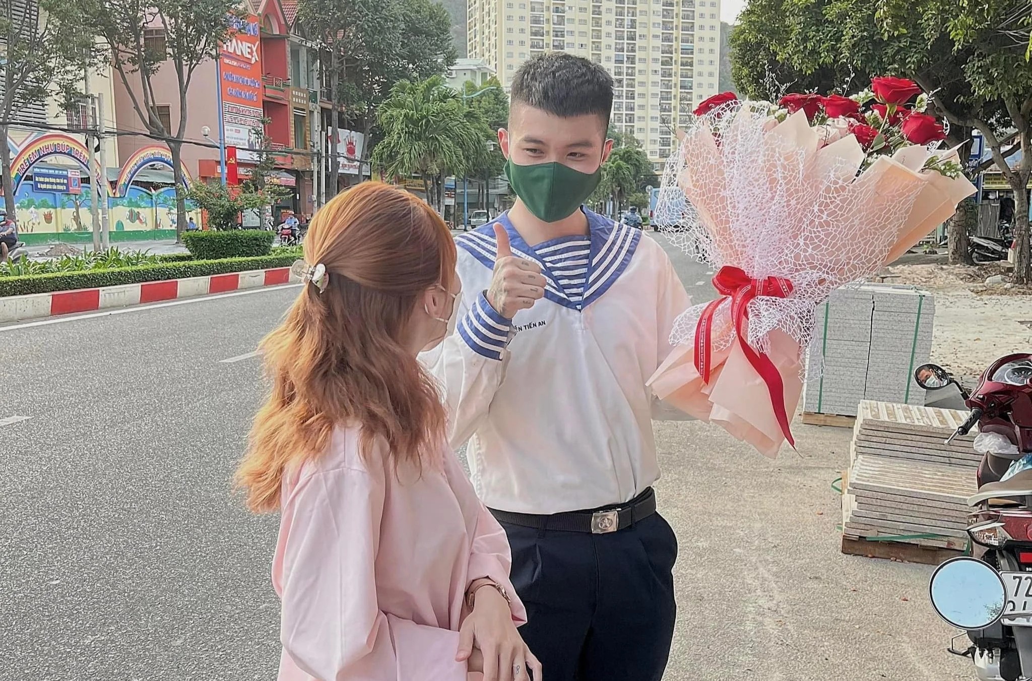 bạn gái đón chiến sĩ ra quân ảnh 1 ban gai don chien si ra quan anh 1