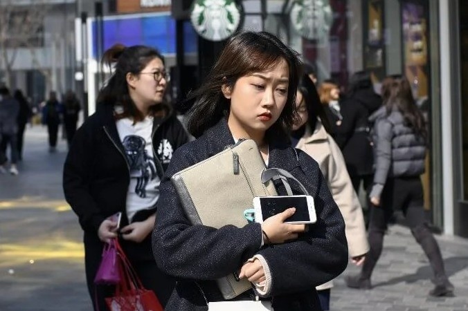 1/3 nhan vien Trung Quoc coi di lam la toi te hinh anh