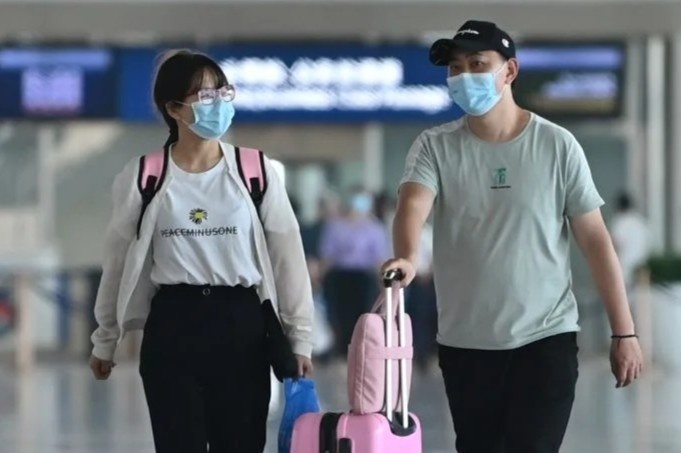 Cha me Trung Quoc tim moi cach cho con di du hoc hinh anh