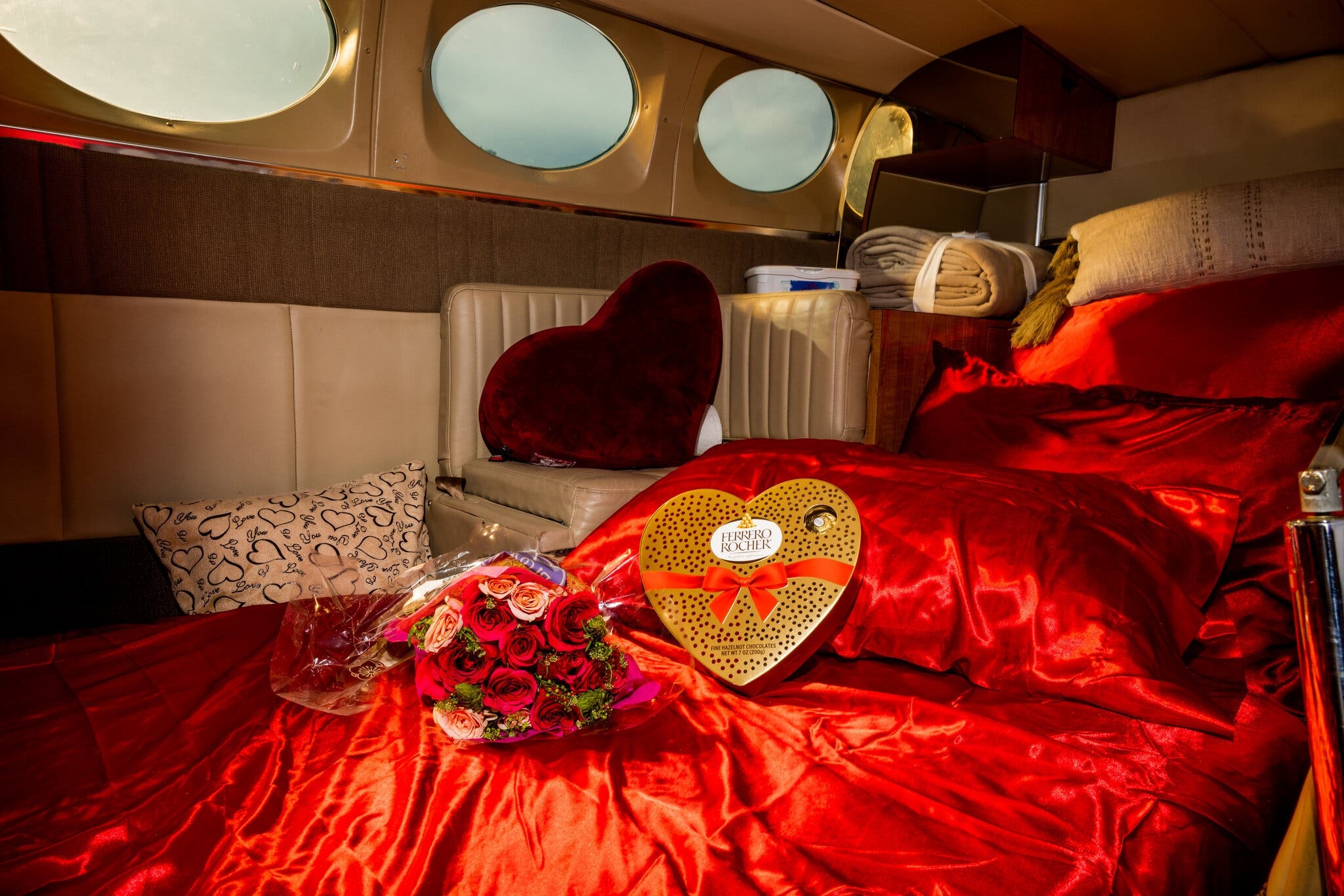 dịch vụ lãng mạn trên máy bay ảnh 2 dich vu lang man tren may bay anh 2