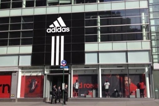 adidas gay tranh cai vi su dung hinh anh nguc tran phu nu de quang cao hinh anh