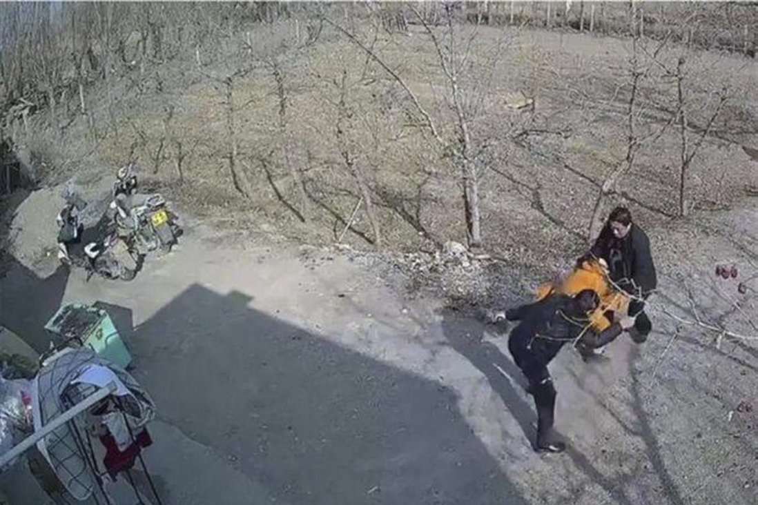 cô gái Trung Quốc bị bố mẹ kéo lê ảnh 1 co gai Trung Quoc bi bo me keo le anh 1