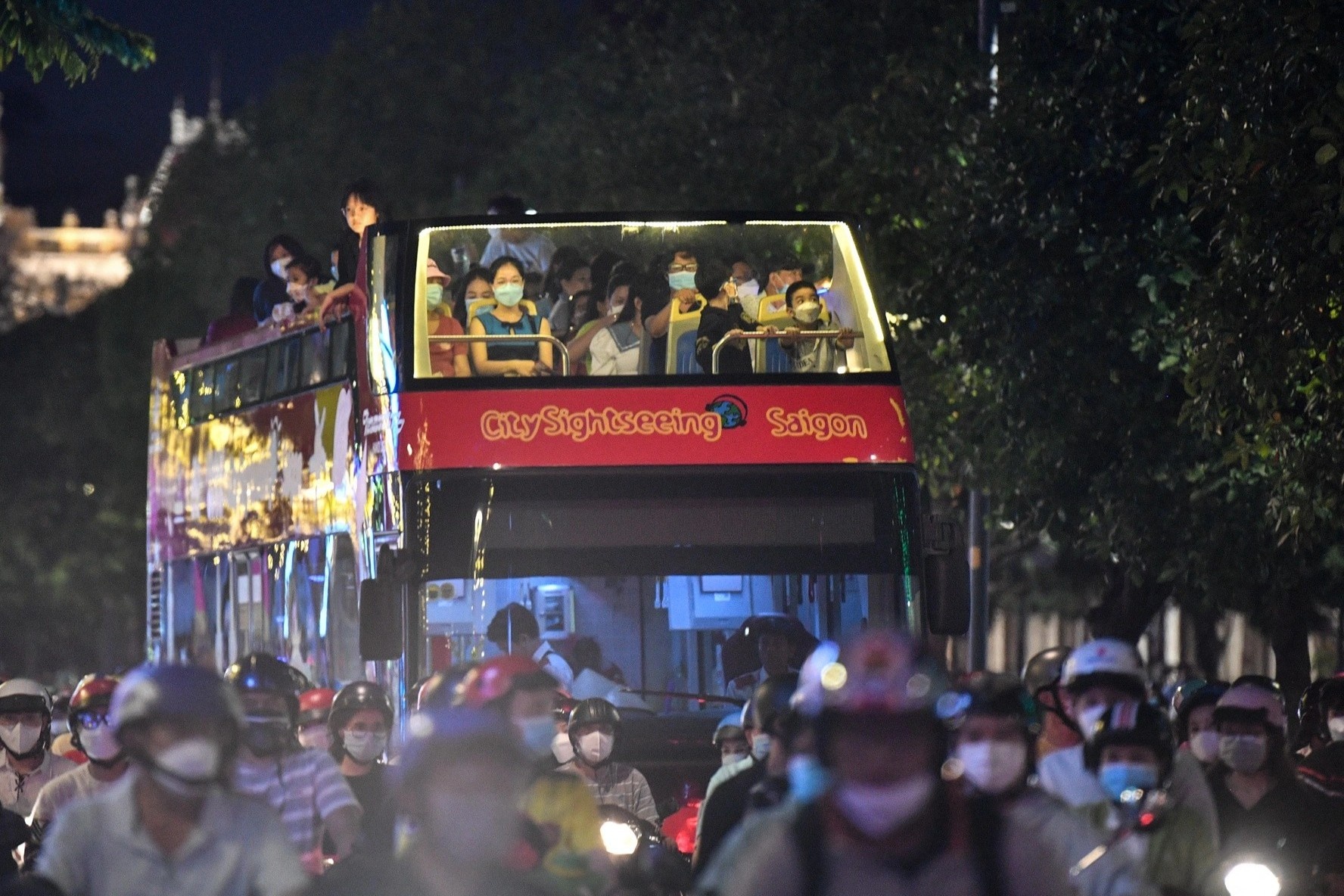 Ap luc phai gui tien cho cha me hinh anh