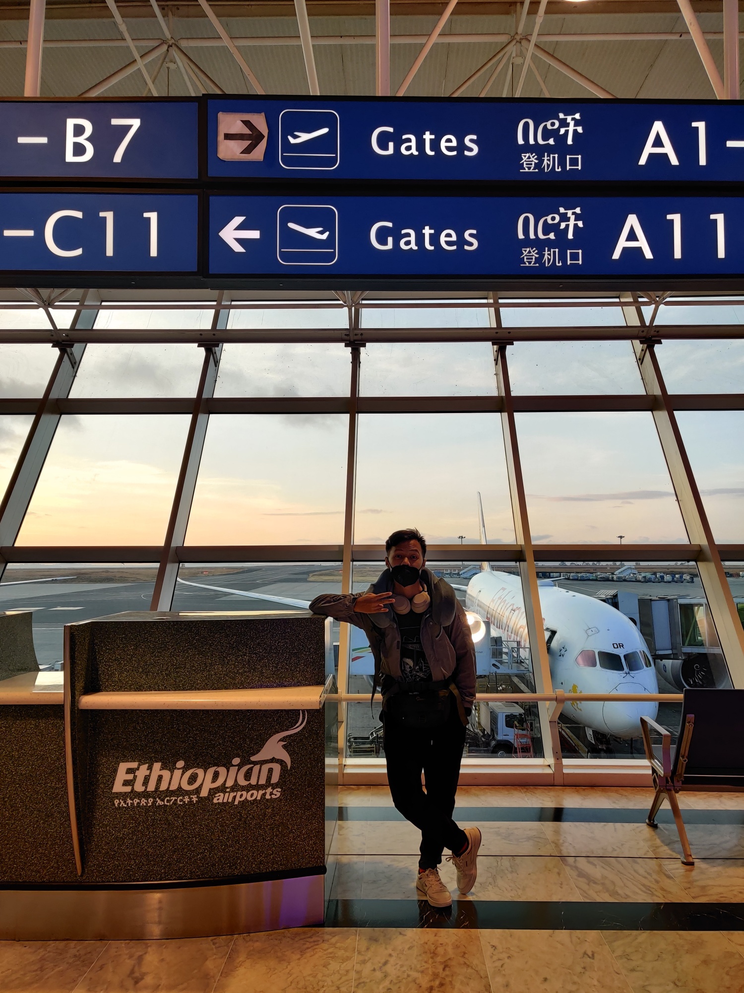 Chang trai di 3 nuoc chau Phi trong dich anh 5