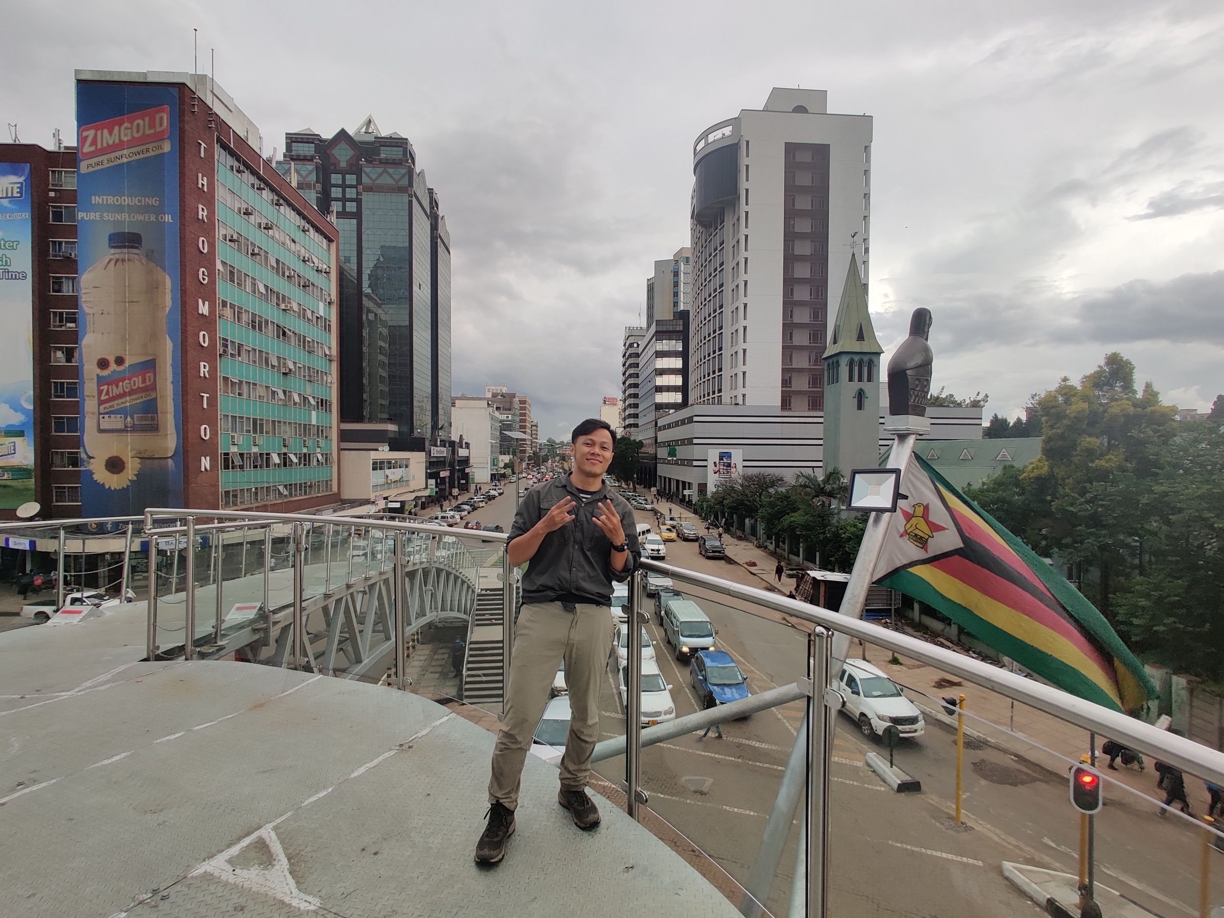 Chang trai di 3 nuoc chau Phi trong dich anh 7