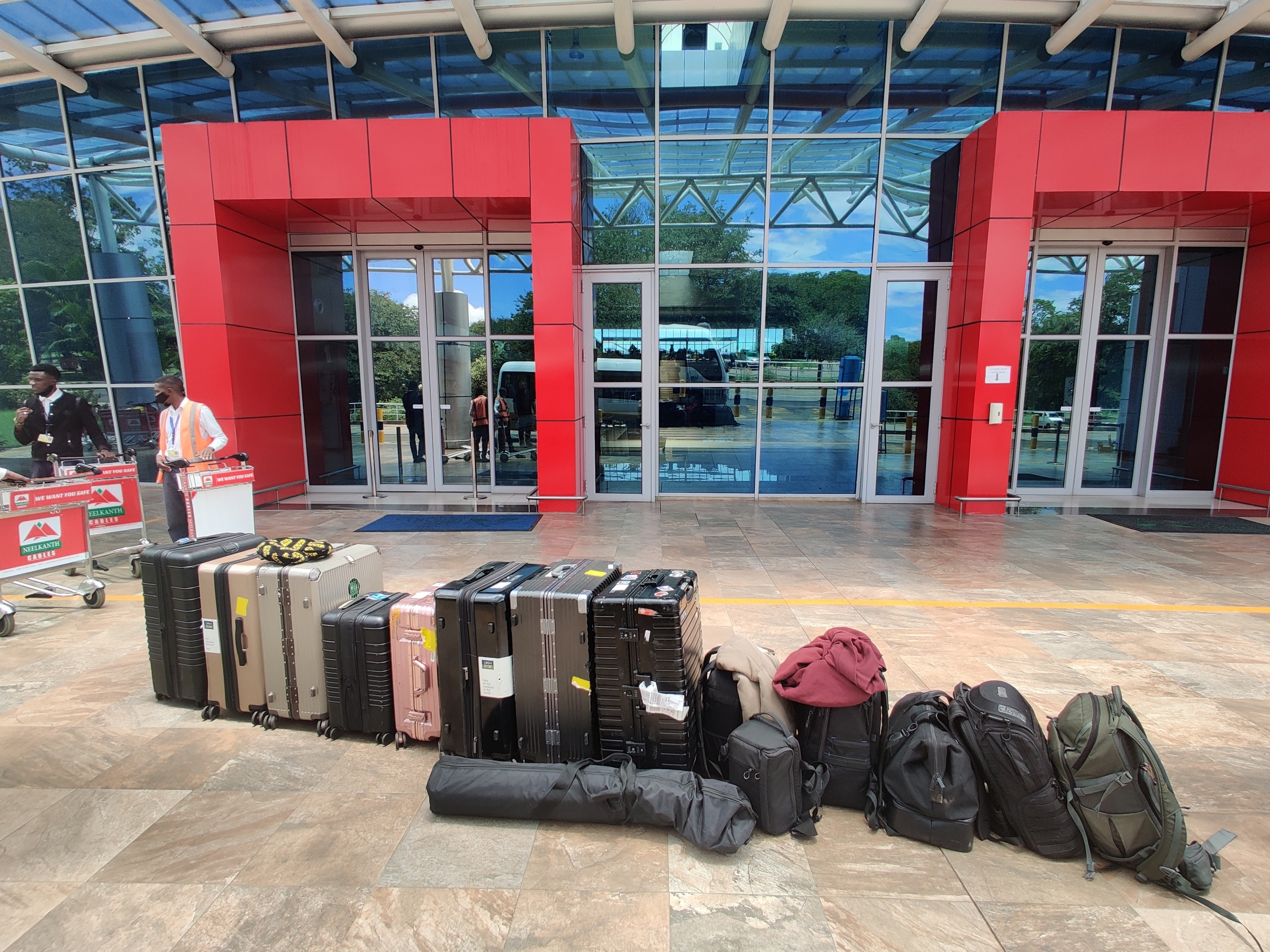 Chang trai di 3 nuoc chau Phi trong dich anh 9