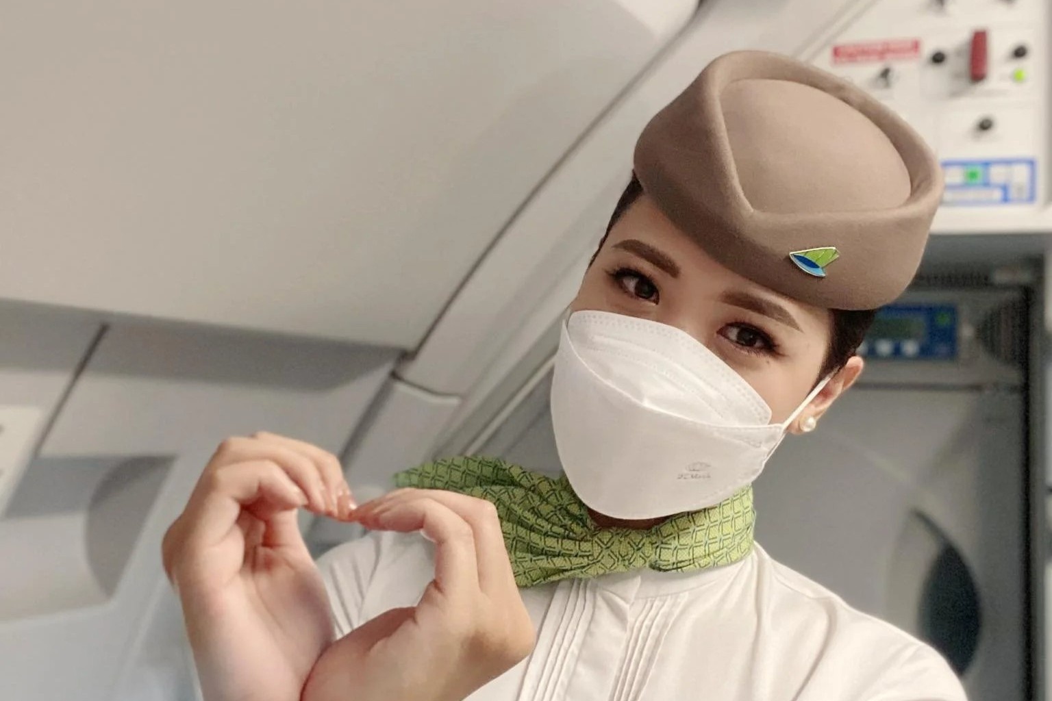 Tiep vien hang khong cho 2 nam de bay quoc te hinh anh