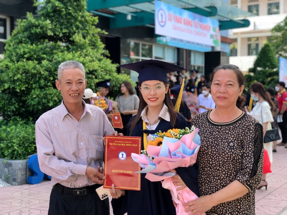 Cô gái khoác áo cử nhân cho cha ảnh 1 Co gai khoac ao cu nhan cho cha anh 1
