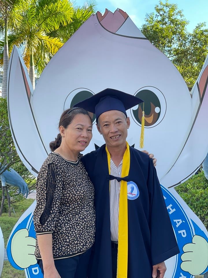 Cô gái khoác áo cử nhân cho cha ảnh 2 Co gai khoac ao cu nhan cho cha anh 2