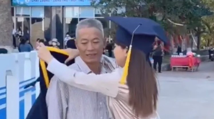 Con gai khoac ao cu nhan cho cha hinh anh